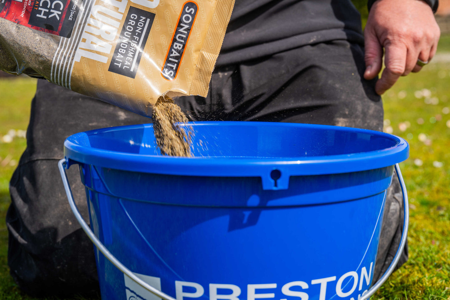 Комплект кофа с капак и купа PRESTON 13L Bucket Set с насипване на стръв в синя кофа.