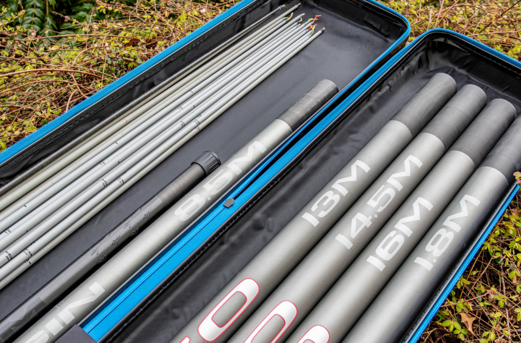 Твърд калъф за щеки PRESTON Hardcase Pole Safe XL с риболовни щеки в него.