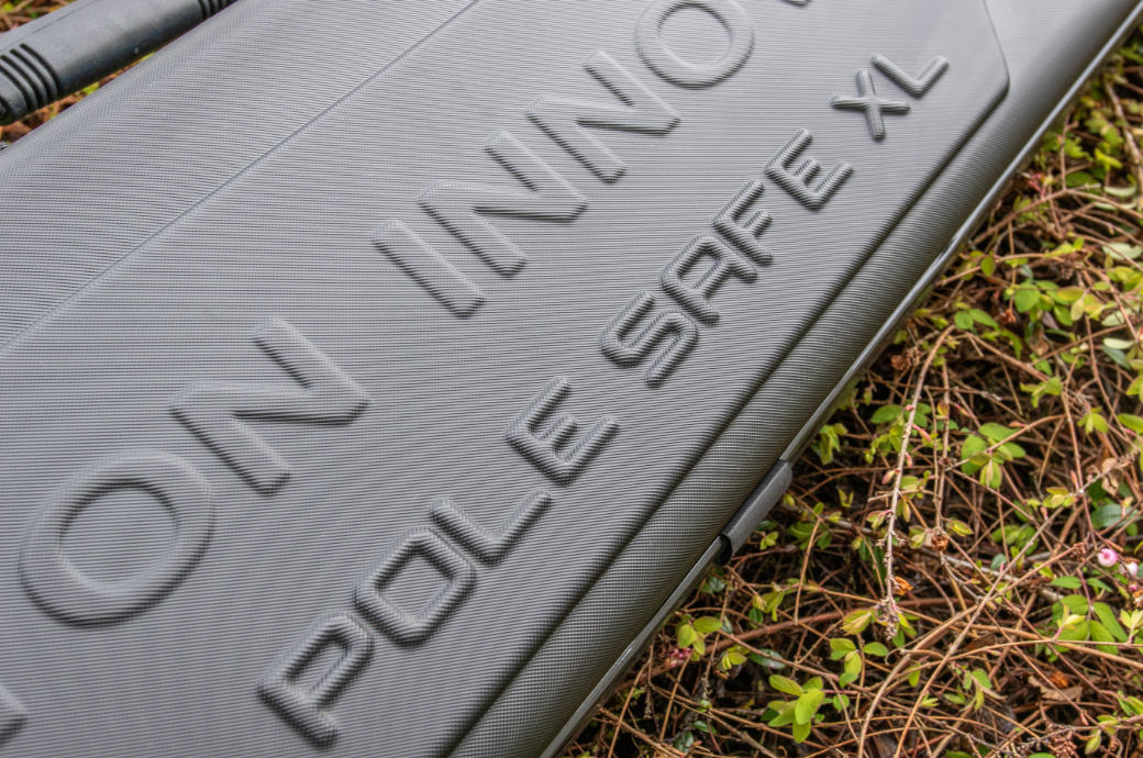 Твърд калъф за щеки PRESTON Hardcase Pole Safe XL, здрава външна обвивка и защитен дизайн.