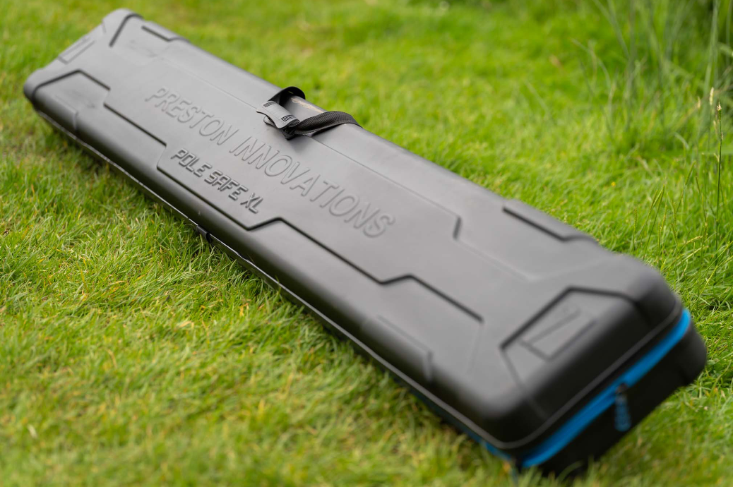 Твърд калъф за щеки PRESTON Hardcase Pole Safe XL, защитен и удобен за транспорт.