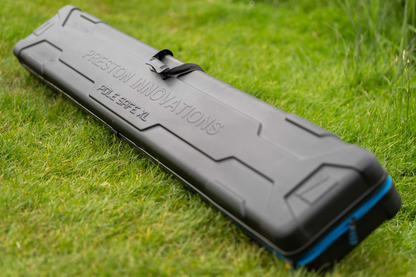 Твърд калъф за щеки PRESTON Hardcase Pole Safe XL, защитен и удобен за транспорт.