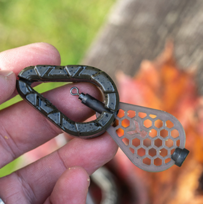 Олово KORUM Bait Gripper Leads in hand, showcasing its unique design and functionality for fishing.