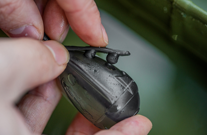 Олово KORUM Bait Gripper Leads in use, demonstrating the gripping mechanism and design.