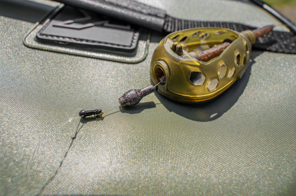 Бързи връзки KORUM Camo Quick Change Bead - S/L on a textured surface with fishing line and weights.
