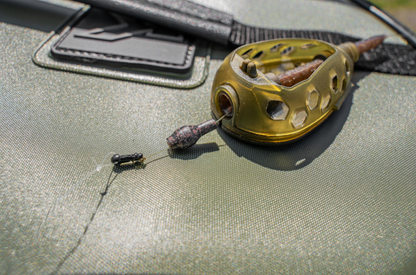 Бързи връзки KORUM Camo Quick Change Bead - S/L on a textured surface with fishing line and weights.