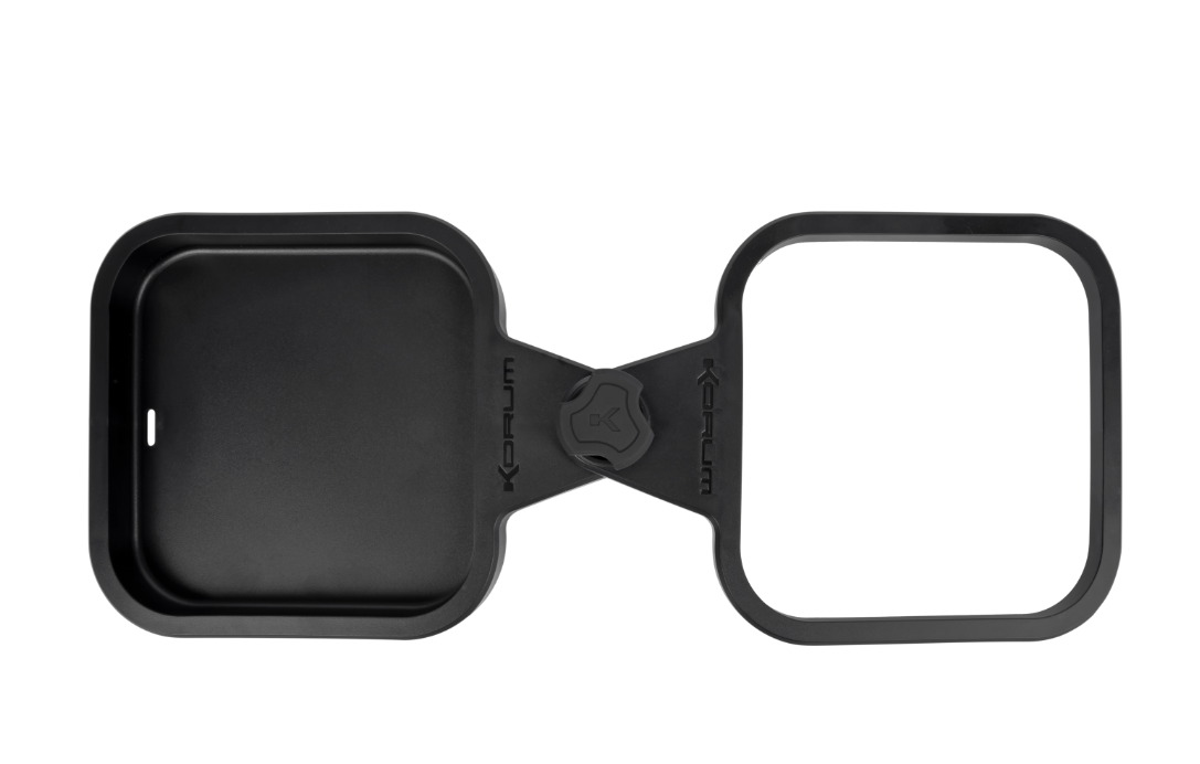 Поставка за кутии KORUM Compact Waiter Tray, супер компактна и удобна за риболовна чанта.