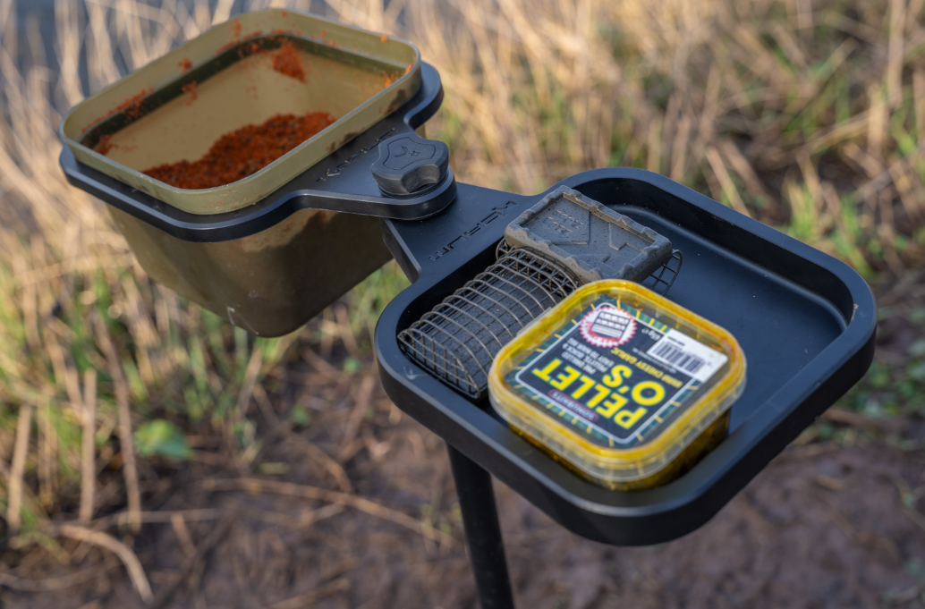 Поставка за кутии KORUM Compact Waiter Tray с контейнери за стръв, идеална за риболовни приключения.