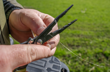 Мултифункционални клещи с карабинер KORUM Multi Tool With QC Lanyard, използвани за рязане на линия.