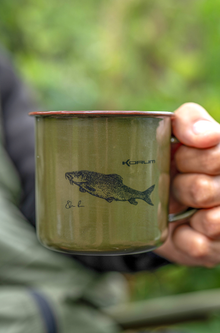 Чаша KORUM Classic Enamel Mug Barbel - 330ml с риболовен мотив и логото на KORUM
