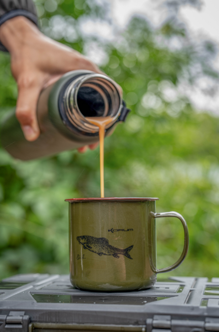 Чаша KORUM Classic Enamel Mug Barbel - 330ml, емайлирана чаша с риболовен мотив, пълнена с ароматна напитка.