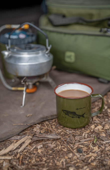 Чаша KORUM Classic Enamel Mug Barbel - 330ml с кафе на camping под оборудване.