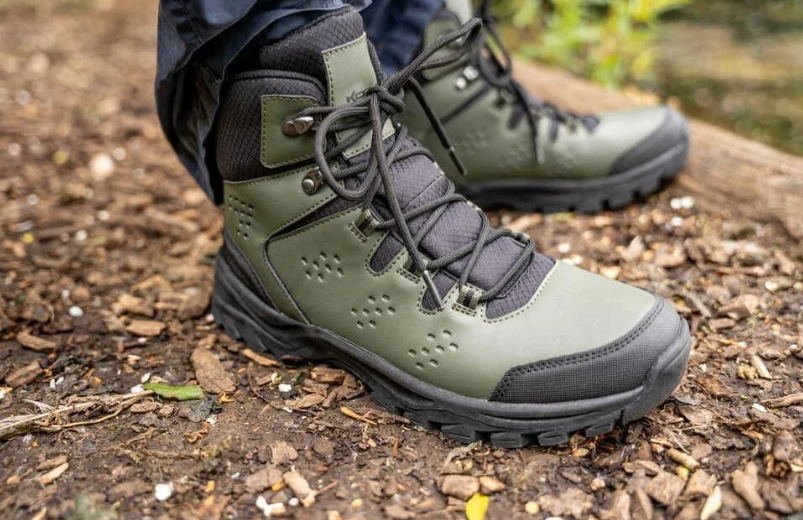 Обувки KORUM Ripstop Trail Boot, проектирани за труден терен и дълги разстояния, с динамичен ripstop PU слой.