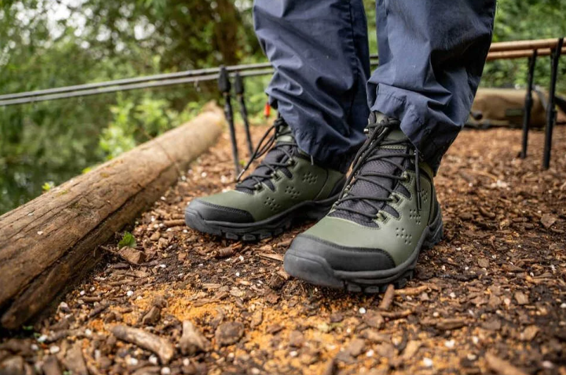 Обувки KORUM Ripstop Trail Boot на риболовен излет сред природата.