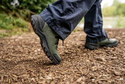 Обувки KORUM Ripstop Trail Boot насочени към дълги разстояния по труден терен, идеални за риболов и приключения.