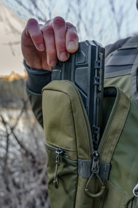 Елек KORUM Progress Roving Vest с удобно поставен Tackle Blox в джоб на риболовен елек.