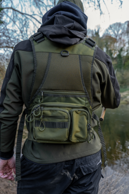 Елек KORUM Progress Roving Vest на риболовец, удобен и лек, с множество джобове за аксесоари.