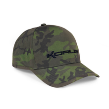 Шапка KORUM Waterproof Hat Full Camo с камуфлажен дизайн и лого Korum, идеална за риболов и дейности на открито.