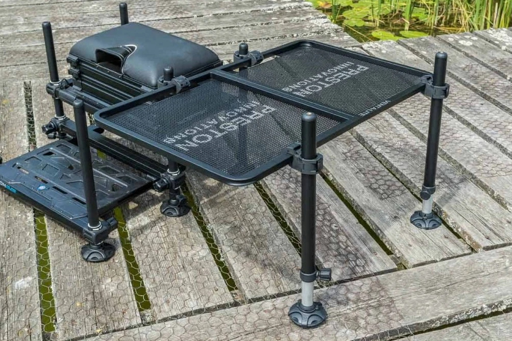 Маса за платформа PRESTON Venta-Lite Side Tray XL с легка алуминиева конструкция и опорни крака.
