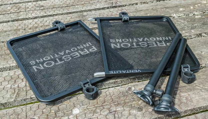 Маса за платформа PRESTON Venta-Lite Side Tray XL с алуминиева мрежа и опорни крака.