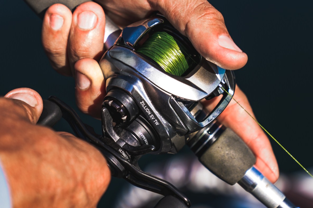 Бейткастинг макара DAIWA 21 ZILLION SV BAITCASTING TW PL/XHL в действие с риболовен прът.