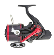 Сърф макара DAIWA 23 CROSSCAST SURF 35SCW QD TYPE-R в черен и червен цвят с алуминиева шпула.