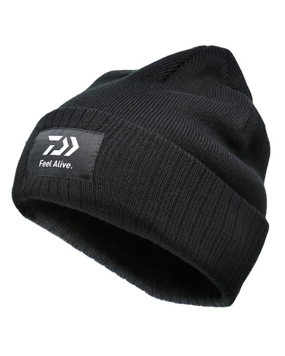 Шапка DAIWA FEEL ALIVE BEANIE - универсален размер, черна плетена шапка с логото Feel Alive.