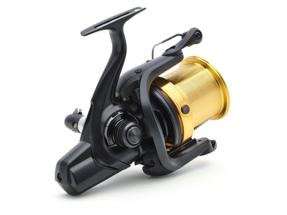 Шаранджийска макара DAIWA 23 EMBLEM 45 SCW QD-OT с черен и златен дизайн за риболов с отлична производителност.