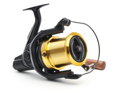 Шаранджийска макара DAIWA 23 EMBLEM 45 SCW QD-OT с черен и златен дизайн, предназначена за риболов.