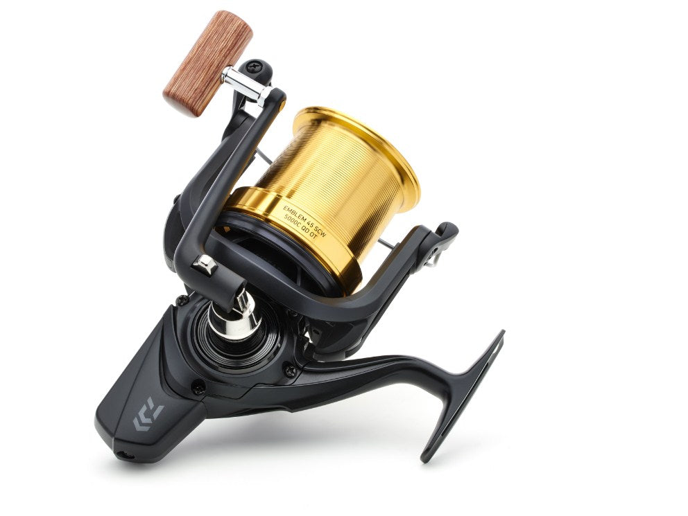 Шаранджийска макара DAIWA 23 EMBLEM 45 SCW QD-OT с алуминиева шпула и иновационен дизайн.