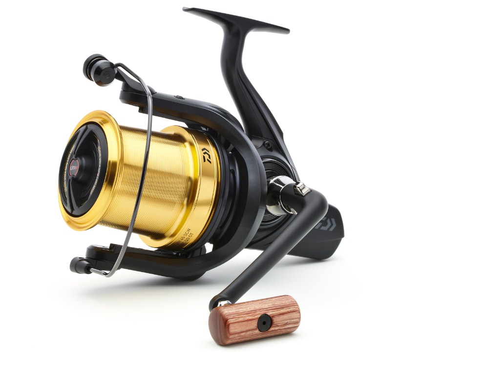 Шаранджийска макара DAIWA 23 EMBLEM 45 SCW QD-OT с уникален дизайн и висококачествени технологии за риболов.