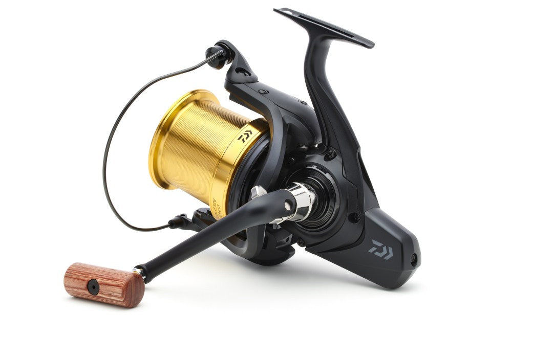 Шаранджийска макара DAIWA 23 EMBLEM 45 SCW QD-OT с златиста шпула и ергономична дръжка.