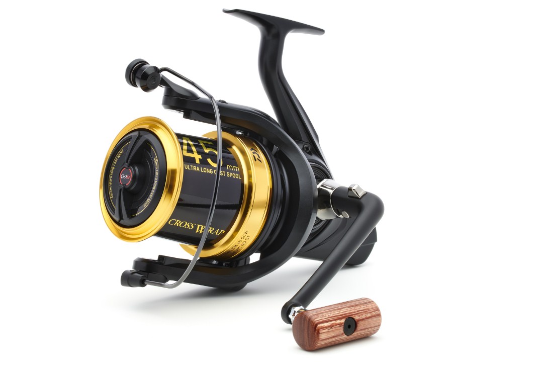Шаранджийска макара DAIWA 23 EMBLEM 45 SCW QD-OT с ултра дълга шпула и система Slow Cross Wrap.