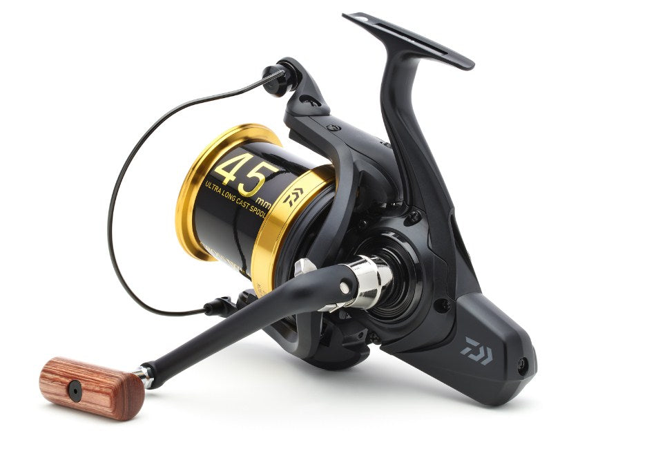 Шаранджийска макара DAIWA 23 EMBLEM 45 SCW QD-OT с черен дизайн и златна шпула 45мм.
