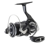 Макара с преден аванс DAIWA 23 LEXA LT с метално тяло и Airdrive дизайн за плавно и мощно замятане.