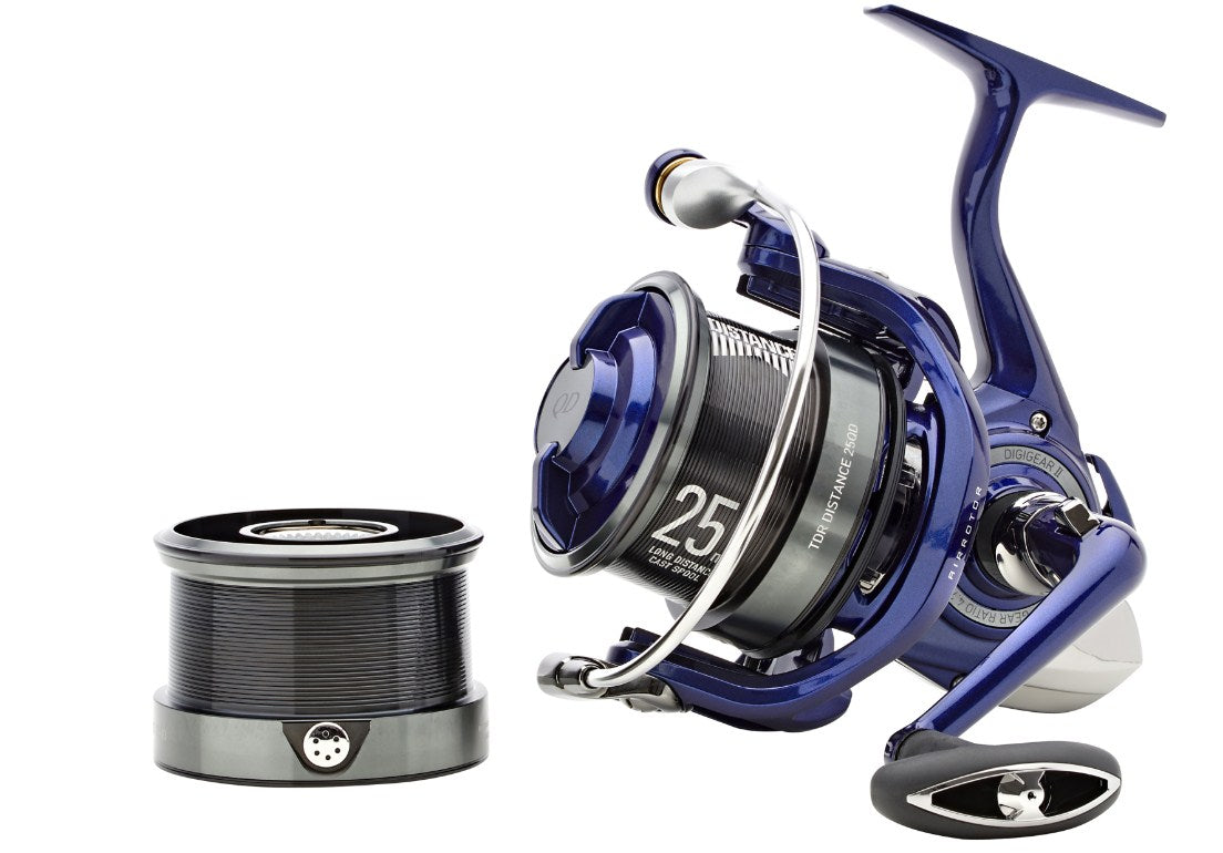 Макара за фидер DAIWA '23 TDR DISTANCE 25 QD с допълнителна шпула, идеална за дълги дистанции при риболов.