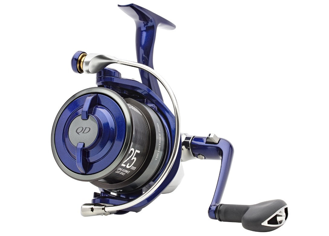 Макара за фидер DAIWA '23 TDR DISTANCE 25 QD с синьо покритие и линия с дълъг кастинг.