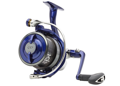 Макара за фидер DAIWA '23 TDR DISTANCE 25 QD с синьо покритие и линия с дълъг кастинг.