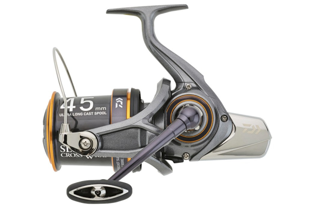 Сърф макара DAIWA 24 CROSSCAST SURF 45 SCW 5000C QD с 45 мм ултра дълбока шпула за далечно замятане.