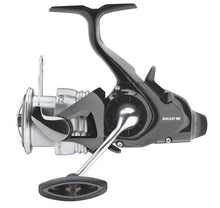 Байтрънър макара DAIWA 24 EMCAST BR LT с Airdrive дизайн, идеална за сладководен риболов.