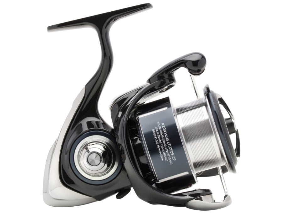 Макара за фидер DAIWA 24 NZON PLUS LT на черен фон с детайли на дизайна и технологията Airdrive