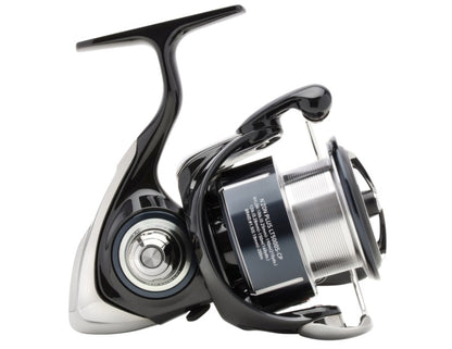 Макара за фидер DAIWA 24 NZON PLUS LT на черен фон с детайли на дизайна и технологията Airdrive