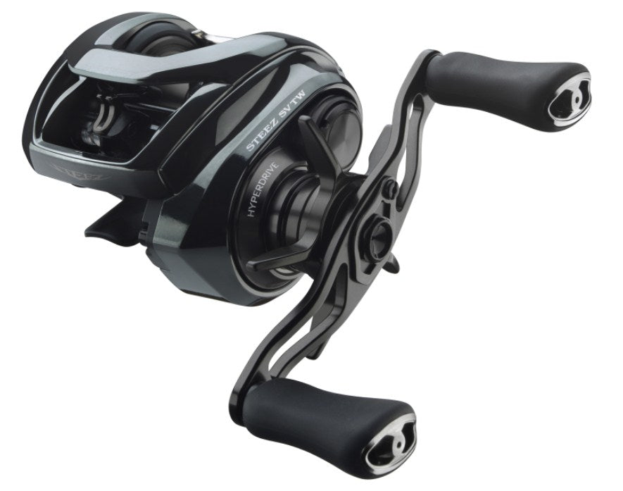 Бейткастинг макара DAIWA 24 BAITCASTING STEEZ SV TW 100HL/XHL на черен фон с комфортни дръжки.