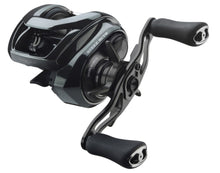 Бейткастинг макара DAIWA 24 BAITCASTING STEEZ SV TW 100HL/XHL на черен фон с комфортни дръжки.