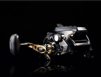 Електрически мултипликатор Daiwa 24 TANACOM S 500 J (U) на черен фон, идеален за дълбоководен риболов в Норвегия.