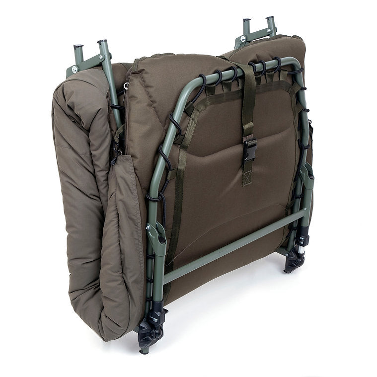 Легло DAIWA IFS Sleep System, сгънато, предлагащо удобство и поддръжка на нивото на леглото.