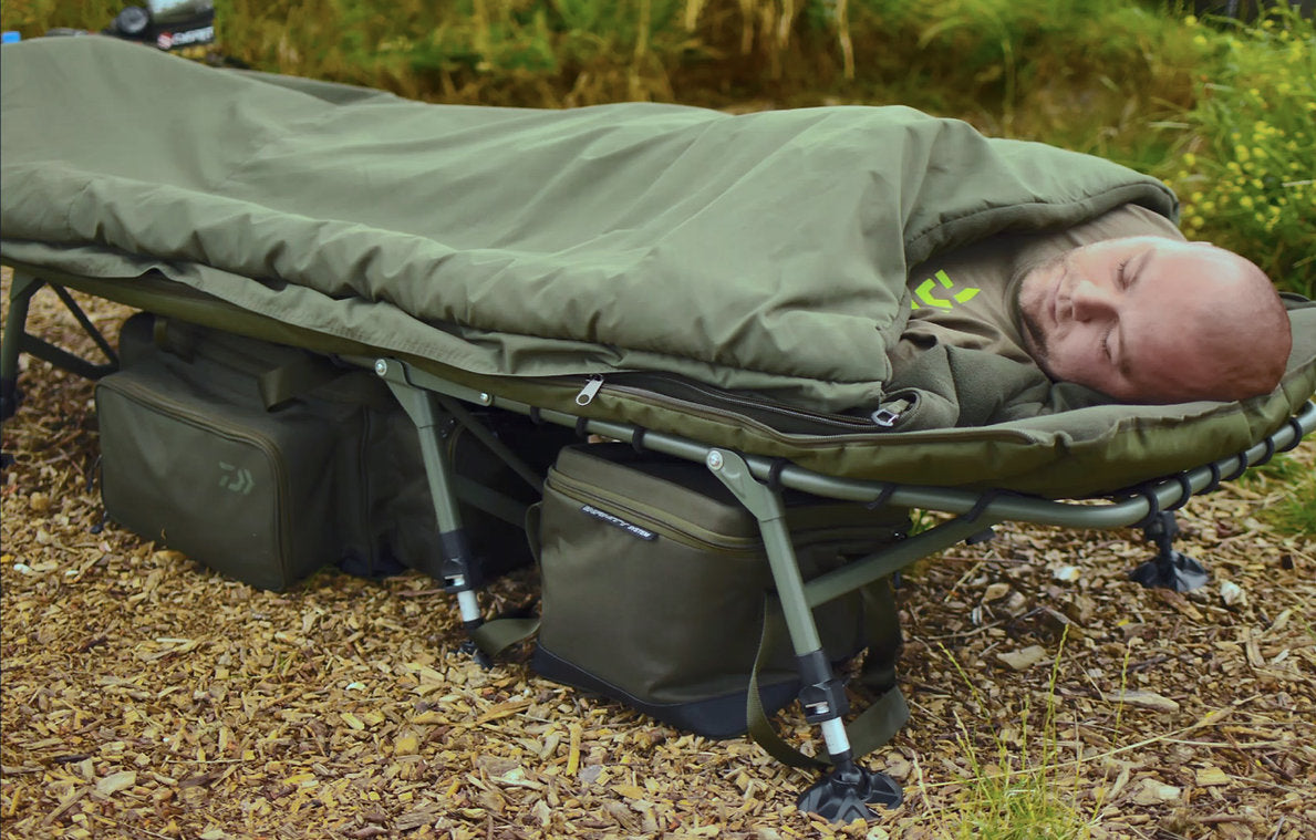 Легло DAIWA IFS Sleep System, удобно легло с напълно обезопасен спален чувал за риболовни пътувания.
