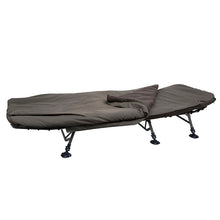 Легло DAIWA IFS Sleep System с твърд матрак и обезопасен спален чувал за комфортен сън по време на риболов.