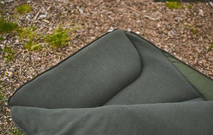 Легло DAIWA IFS Sleep System с висококачествен матрак, предлагащ комфорт за риболовни приключения.