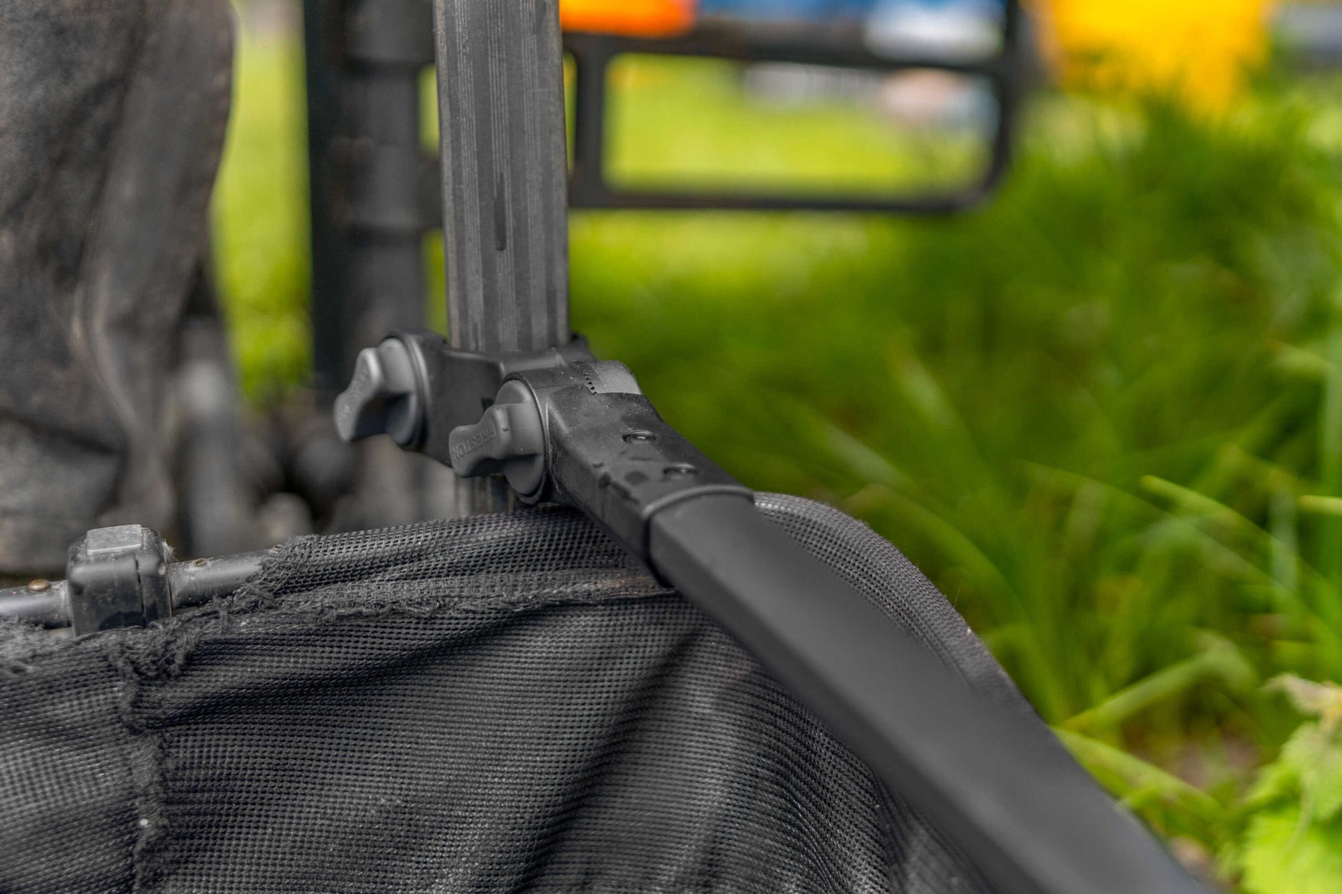 Фидер арм PRESTON SPACE SAVER 360 FEEDER ARM detail of adjustable parts and mounting on a fishing chair