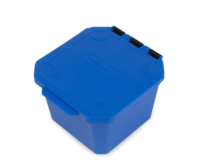 Кутия за стръв и захранка PRESTON 3 PINT FLIP LID BAIT TUB синя, с капак на панти и здрава конструкция.